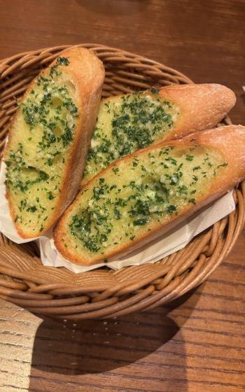 Garlic toast in a basket. 